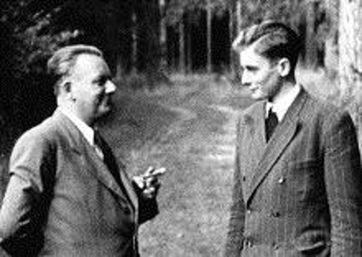 Adolf Würth und sein Sohn Reinhold Würth beim Waldspaziergang